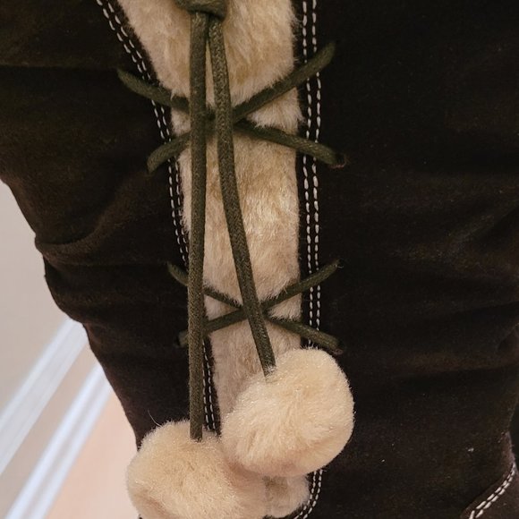 Bass Suede Boots with Fur Trim and Pom Pom Size 6 - Picture 4 of 10